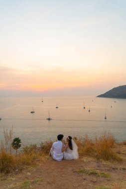 Mutlu genç Asyalı çift aşık iyi vakit geçiriyor 