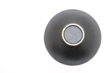 siyah plaka ve beyaz arka plan üzerinde izole kase
