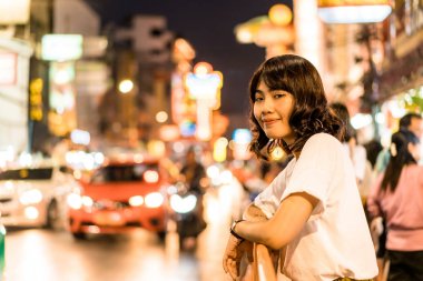 Genç Asyalı kadın Traveler, Bangkok, T China Town Manzaralı