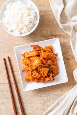 kimchi ile tavada kızartılmış domuz eti