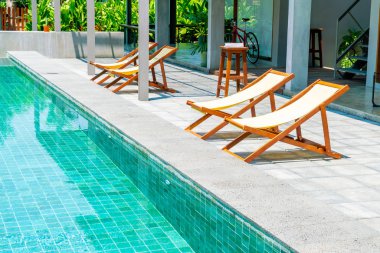 yüzme havuzu etrafında yatak havuzu