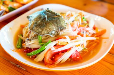 Mavi Yengeç ile papaya salatası