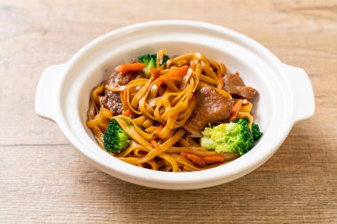 domuz ve sebze ile kızarmış erişte