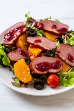 Kızarmış ördek göğsü salatası