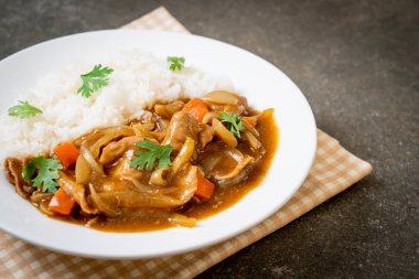 Japon köri pirinç dilimlenmiş domuz eti, havuç ve soğan ile