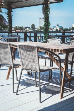 boş açık veranda masa ve sandalye restoranda
