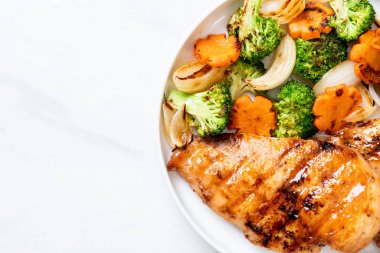 çukurunu tavuk göğsü biftek sebze ile