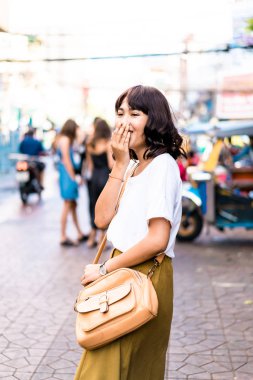 Mutlu ve güzel Asyalı kadın Khao Sarn Road, Tha seyahat