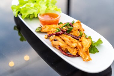 Kızarmış tavuk kanadı.