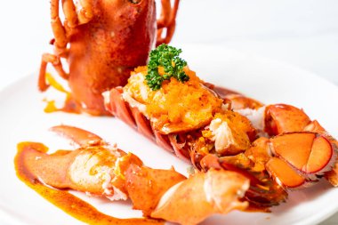 Istakoz kuyruğu biftek sosu ile