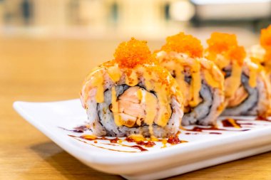 Peynir ile somon rulo suşi