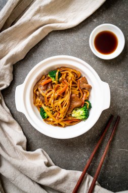 domuz ve sebze ile kızarmış erişte