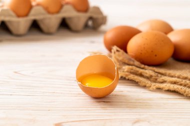 Yumurta ile bir kırık kahverengi ve yumurta sarısı