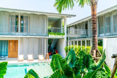 yüzme havuzu etrafında yatak havuzu