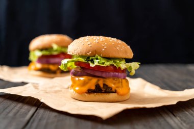 taze lezzetli biftek burger peynir ve patates kızartması