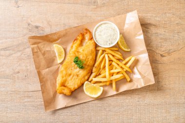 Kızartmalı balık ve patates kızartması.