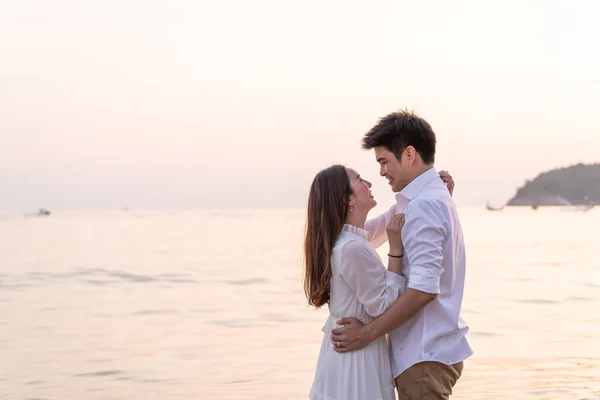 Joyeux couple voyageant en lune de miel sur une plage de sable tropical à su — Photo