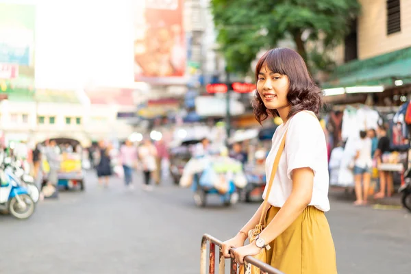 快乐美丽的亚洲女人在考萨路旅行, 塔 — 图库照片