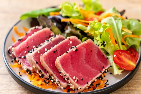 Verse tonijn rauw met groente salade — Stockfoto