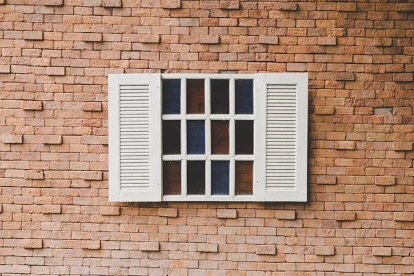 Винтажное окно на кирпичной стене — стоковое фото