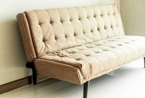 Nowoczesne tkaniny sofa w pokoju — Zdjęcie stockowe