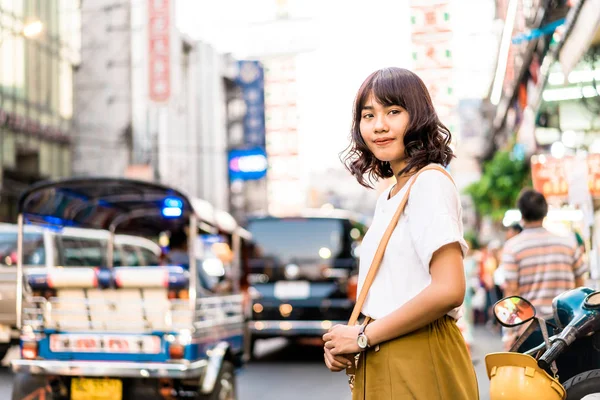 Jonge Aziatische vrouw reiziger met uitzicht op China Town in Bangkok, T — Stockfoto