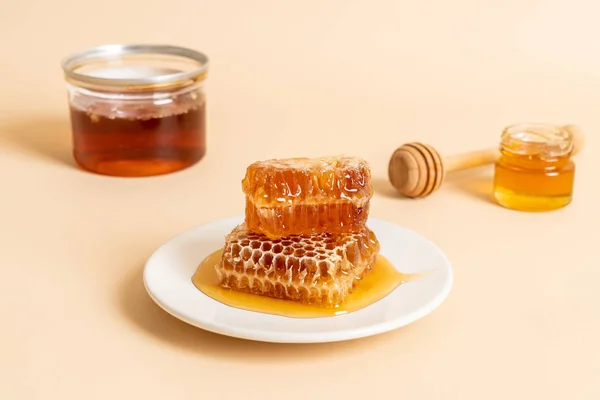 Miel et nids d'abeilles frais — Photo