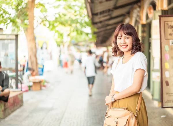 Gelukkig Aziatische vrouw reizen in Thailand — Stockfoto