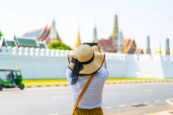 Mulher asiática feliz viagens na Tailândia — Fotografia de Stock