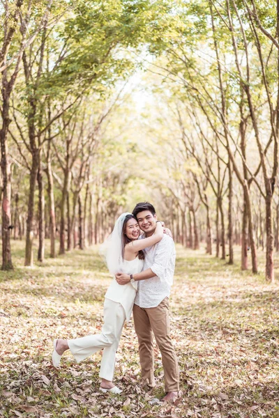 Heureux asiatique couple dans l'amour avec arbre arc — Photo