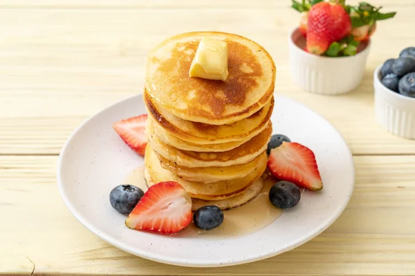 Pannkaka med jordgubbar, blåbär och honung — Stockfoto