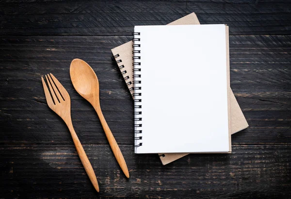 Libreta en blanco para nota de texto en superficie de madera con sapce de copia — Foto de Stock