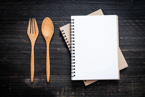 Libreta en blanco para nota de texto en superficie de madera con sapce de copia — Foto de Stock