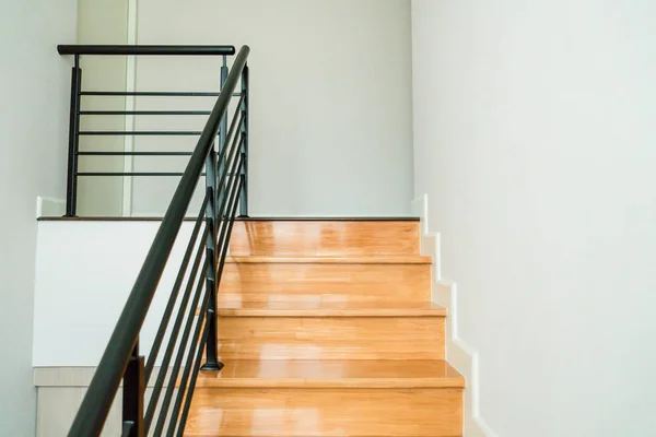 Dřevěné schody v domě — Stock fotografie