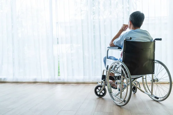 Asiatiska patienter rullstol i tomma rum — Stockfoto