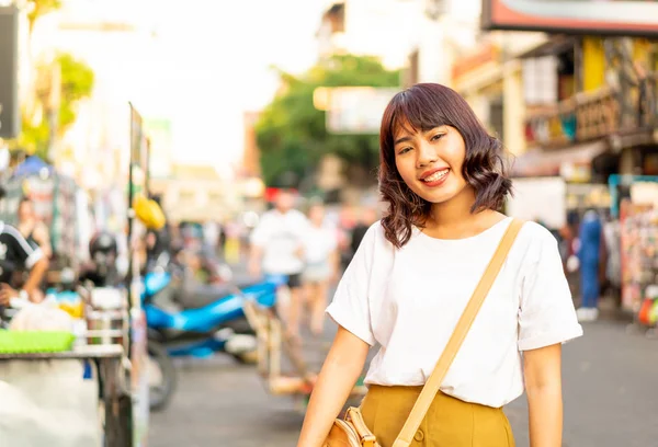 Happy en mooie Aziatische vrouw reizen op Khao Sarn Road, Tha — Stockfoto