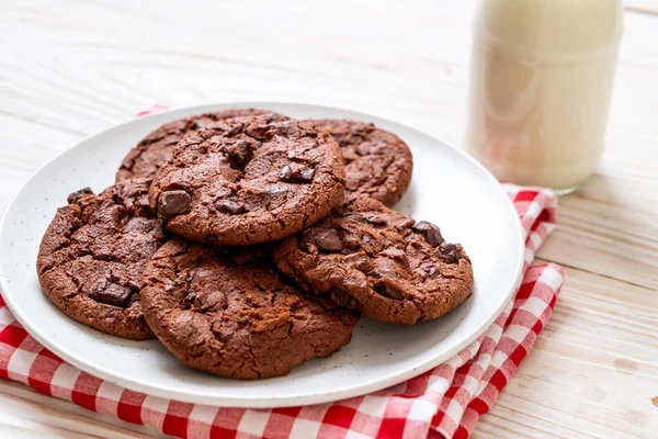 Biscoitos de chocolate com chips de chocolate — Fotografia de Stock