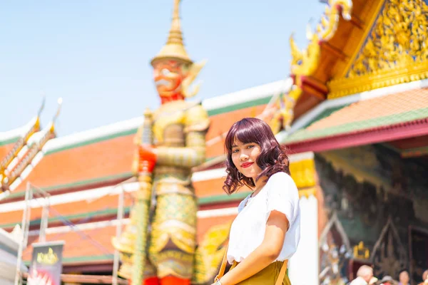 Mulher asiática feliz Viajar no templo na Tailândia — Fotografia de Stock