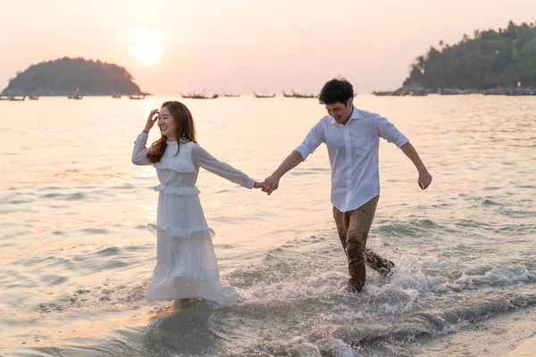 Feliz casal vai viajar de lua de mel na praia de areia tropical em su — Fotografia de Stock