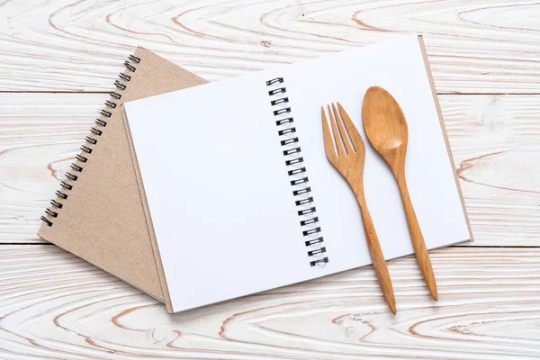 Libreta en blanco para nota de texto en superficie de madera con sapce de copia — Foto de Stock