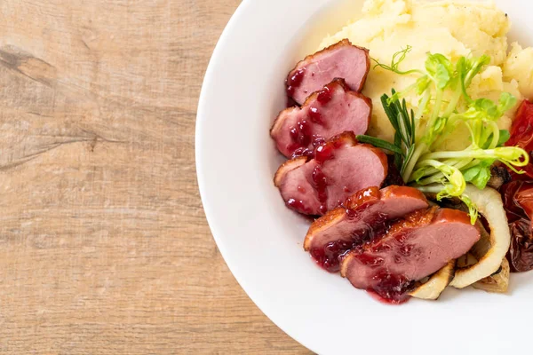 Pechuga de pato a la plancha con salsa — Foto de Stock