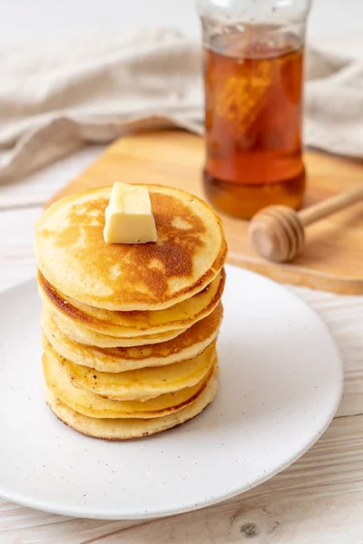 Panquecas com manteiga e mel — Fotografia de Stock