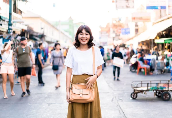 Happy en mooie Aziatische vrouw reizen op Khao Sarn Road, Tha — Stockfoto