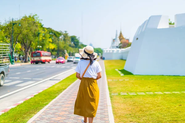 タイでのアジアの女性の幸せな旅行 — ストック写真