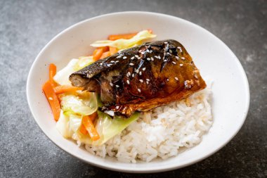 saba balık tepesinde ekmek kapısı üzerinde teriyaki soslu ızgara