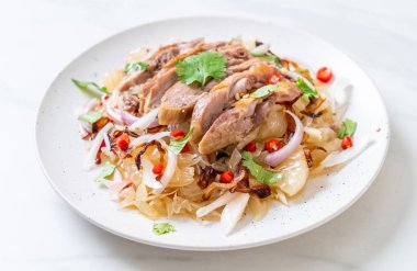 Kızarmış ördek pamelo baharatlı salata