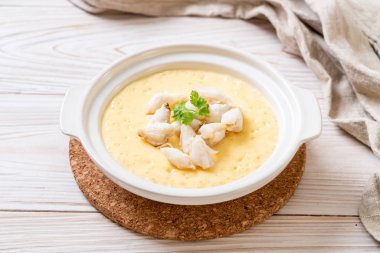 Yengeç ile haşlanmış yumurta