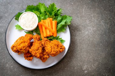 Kızarmış baharatlı tavuk kanadı