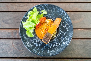 Kızarmış som balığı spagetti 