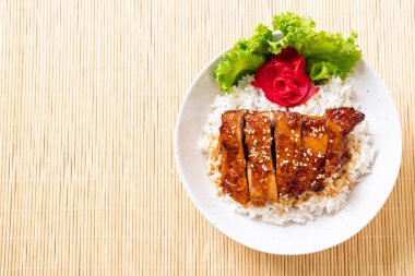 tepesinde pirinç teriyaki soslu ızgara tavuk